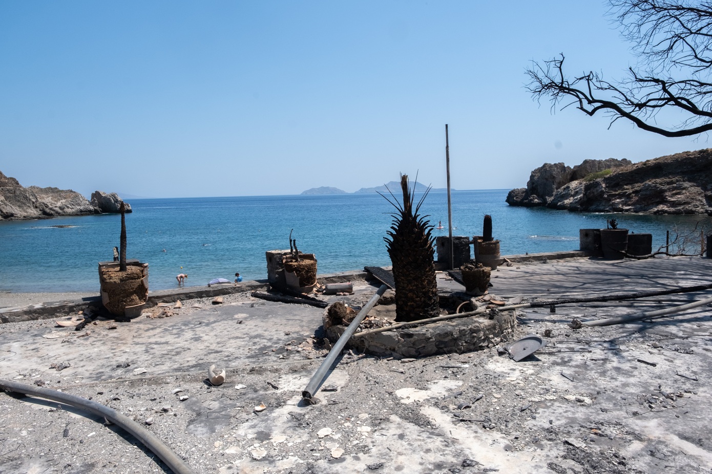 Εικόνες θλίψης στο νότιο Ρέθυμνο μετά τη φωτιά που έσβησε στη θάλασσα &#8211; Μαυρισμένη γη παντού