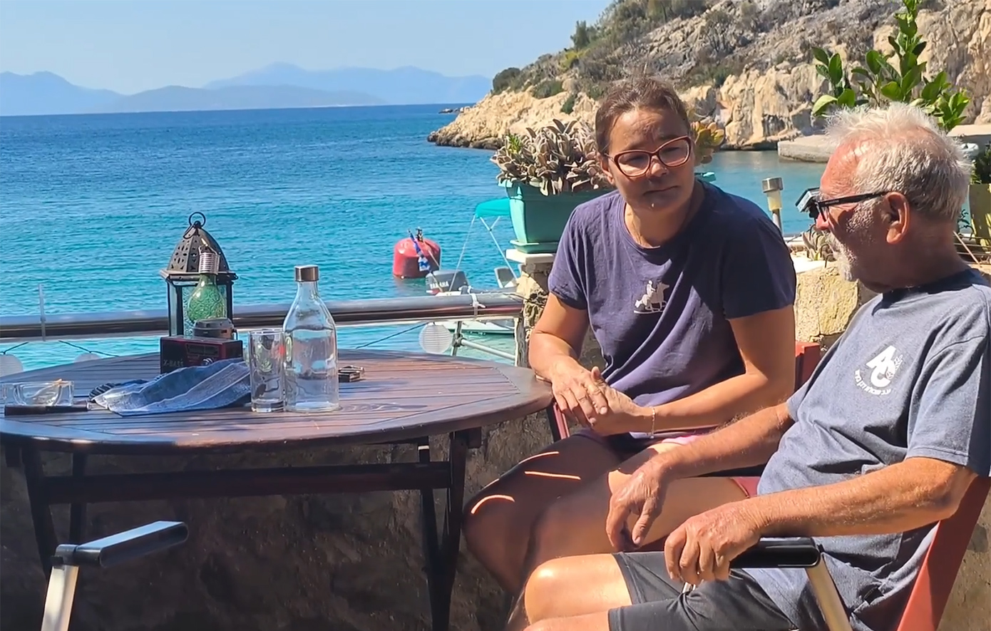 «Χωρίς τα ζώα μου δεν φεύγω»: Η αγωνιώδης μάχη ζευγαριού στη Σαλαμίνα όταν η φωτιά έφτασε στο σπίτι τους
