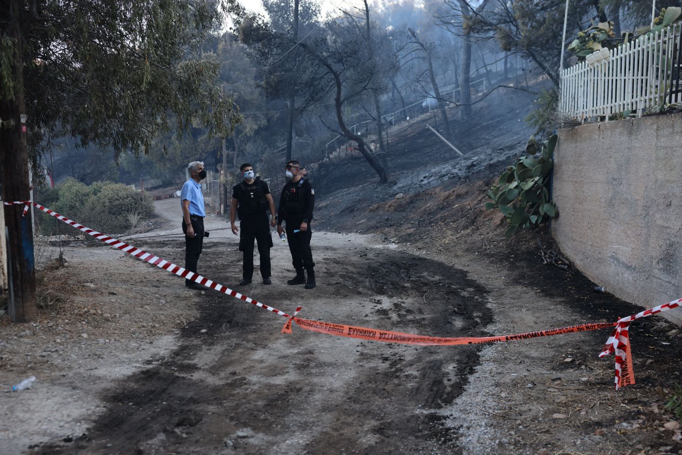 Εξετάζουν και το ενδεχόμενο εμπρησμού με δόλο για τη μεγάλη, φονική φωτιά στη Σαλαμίνα