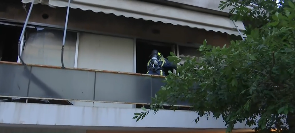 Φωτιά σε διαμέρισμα στη Νέα Σμύρνη &#8211; Ισχυρές δυνάμεις της Πυροσβεστικής στο σημείο