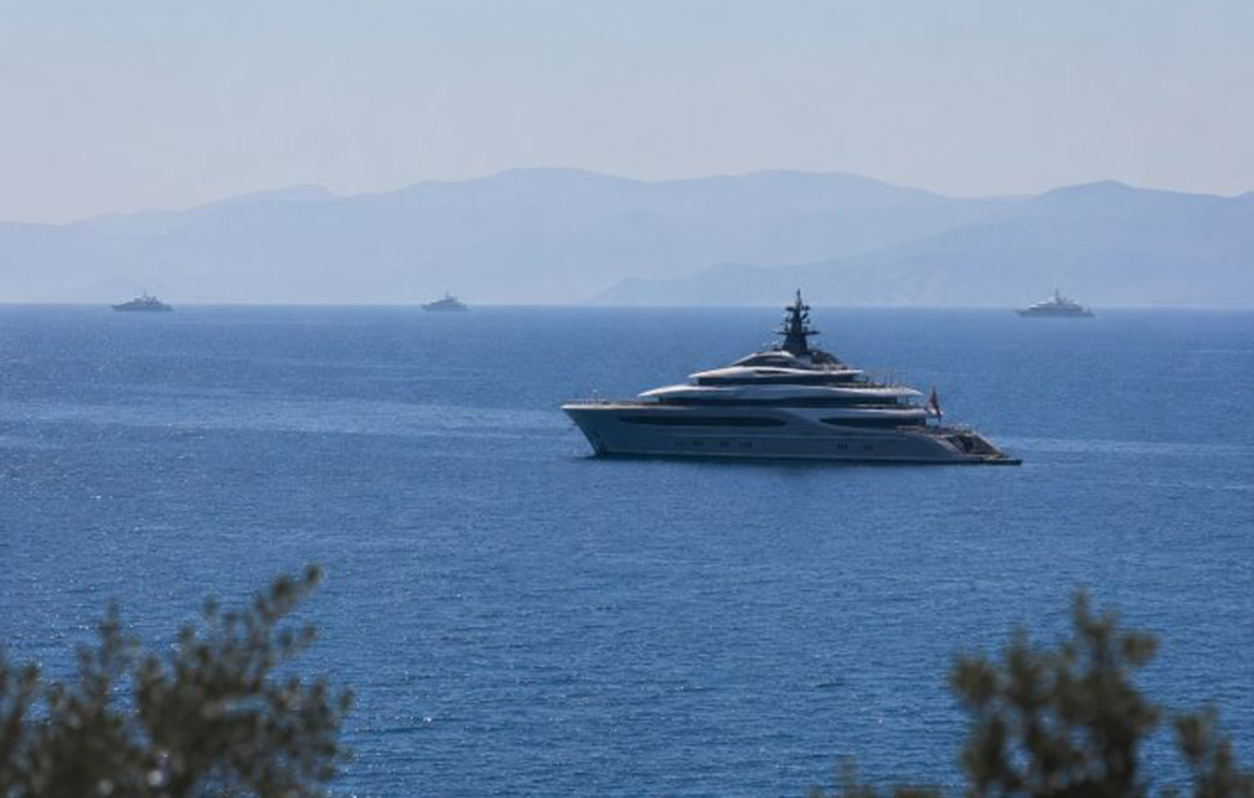 Η Κεφαλονιά έγινε Μονακό: Τα superyachts των δισεκατομμυριούχων Storonsky, Schmidt και «Mr Zara» πολιορκούν το νησί
