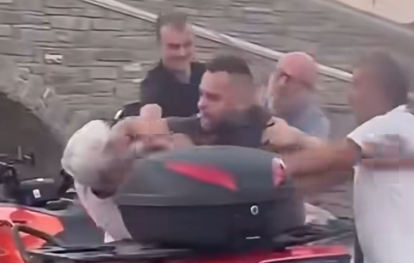 «Εννοείται πως το μετανιώνω, αλλά μου επιτέθηκε πρώτος», λέει ο οδηγός ταξί που ξυλοκόπησε τον ηλικιωμένο στην Πάρο