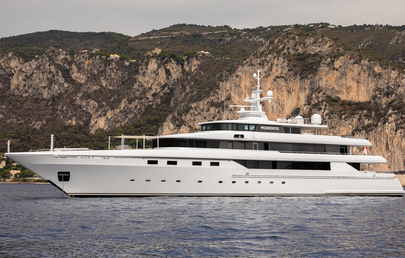 Το εμβληματικό mega yacht «Moneikos» του ιδρυτή της «Luxottica» Ντελ Βέκιο, στα «χέρια» του μεγιστάνα Νίκου Τσάκου