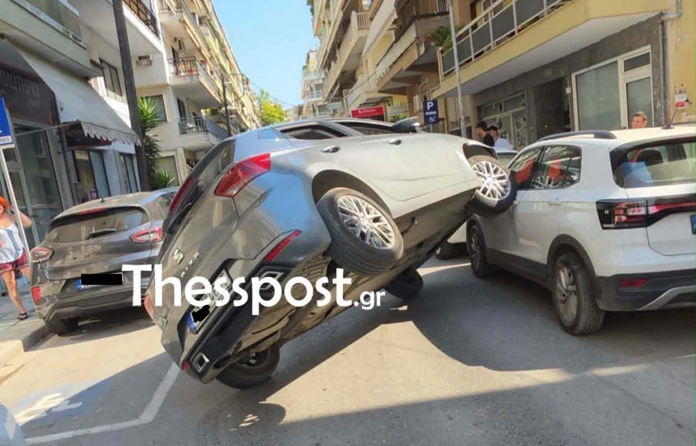 Απίστευτο τροχαίο στη Θεσσαλονίκη: Αυτοκίνητο «πέταξε» σαν από ταινία καταδίωξης και «ανέβηκε» πάνω σε παρκαρισμένο