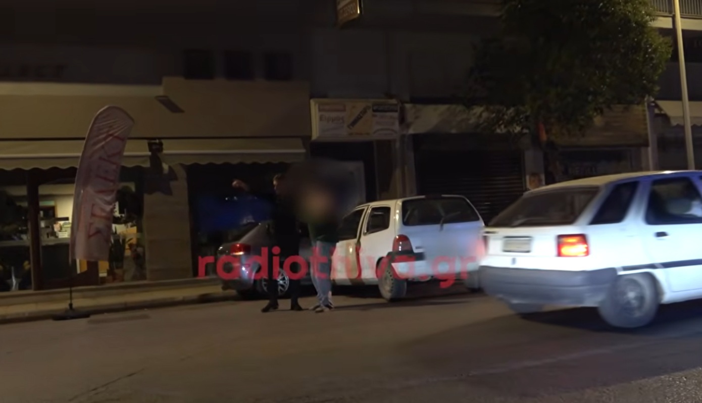 Καβγάς κατέληξε σε αμόκ: Μεθυσμένος εμβόλισε επανειλημμένα σταθμευμένο αυτοκίνητο