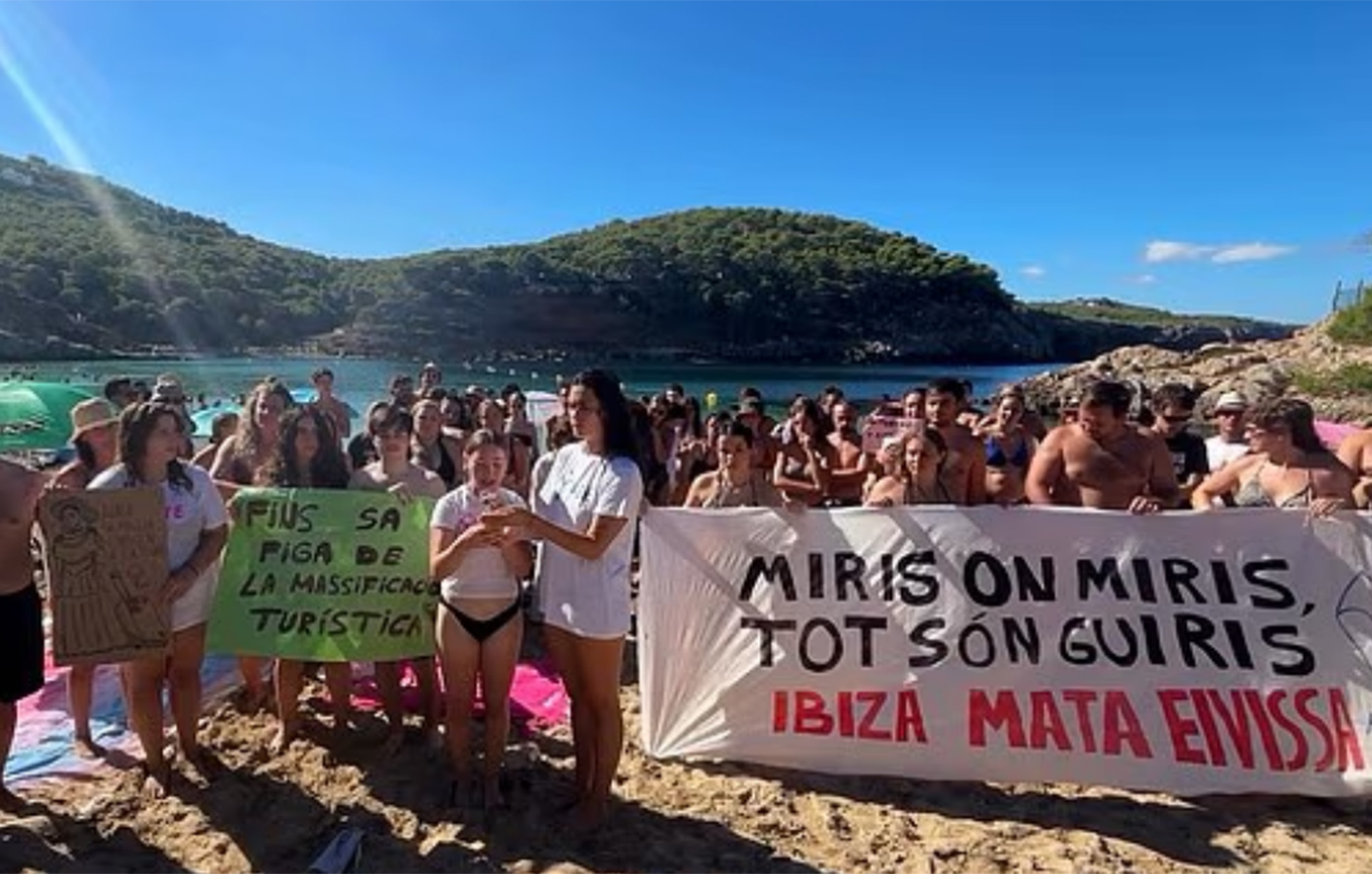 «Δεν πωλείται το νησί»: Διαμαρτυρία στην Ίμπιζα κατά του υπερτουρισμού με συμβολική κατάληψη παραλίας από κατοίκους που ζητούν ελεύθερες ακτές