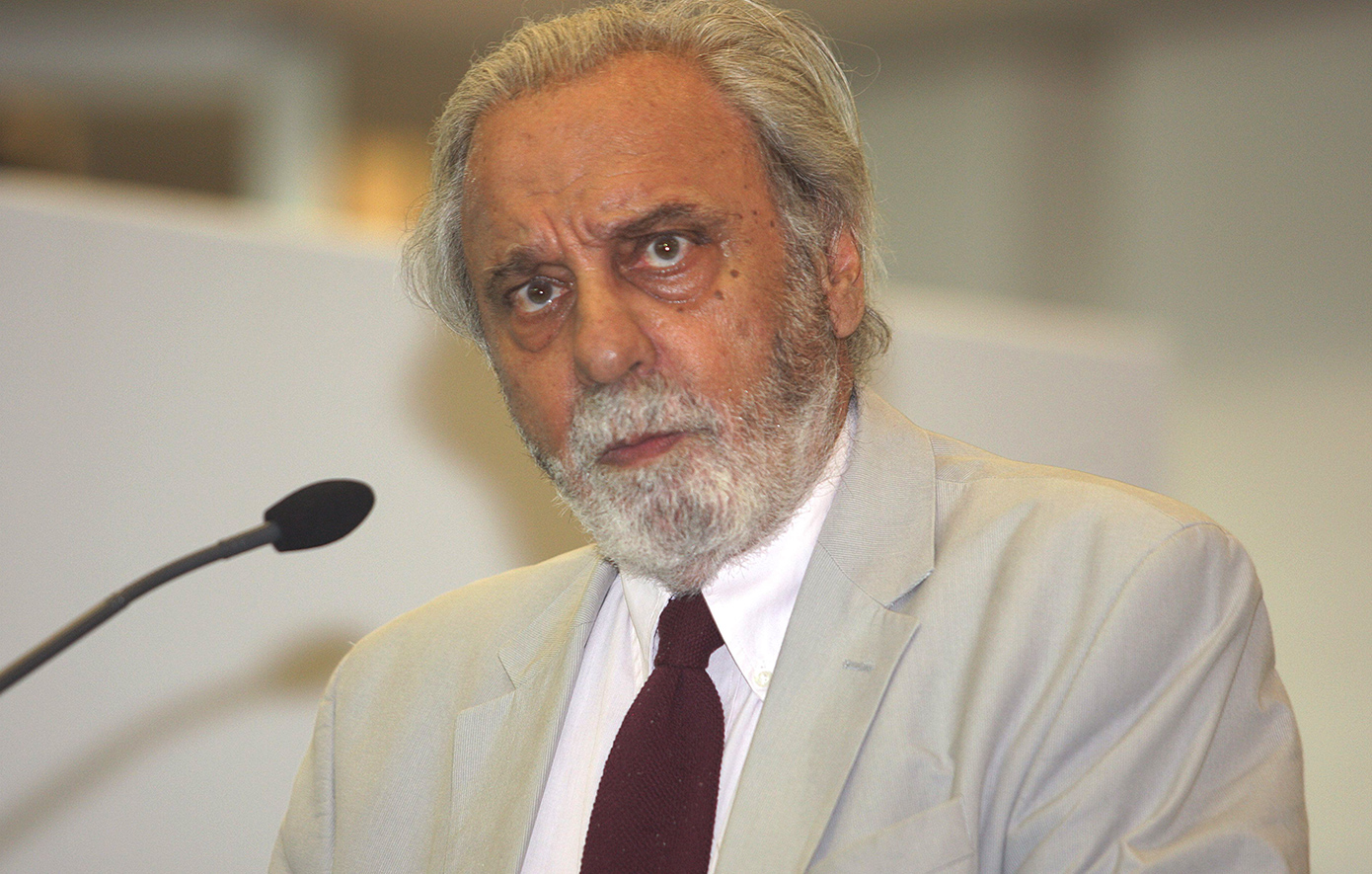 Μεσίστια η σημαία στην Ακαδημία Αθηνών για τρεις ημέρες μετά την απώλεια του διακεκριμένου ακαδημαϊκού Κωνσταντίνου Τσουκαλά