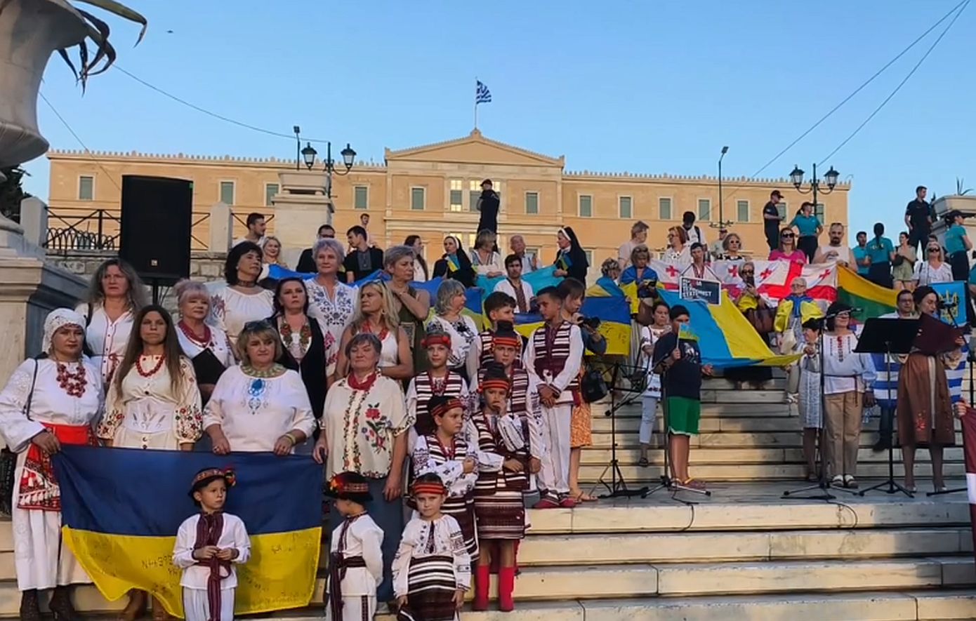 Εκατοντάδες Ουκρανοί στο Σύνταγμα για την Ημέρα Ανεξαρτησίας &#8211; Τραγούδησαν και τον ελληνικό εθνικό ύμνο, δείτε βίντεο