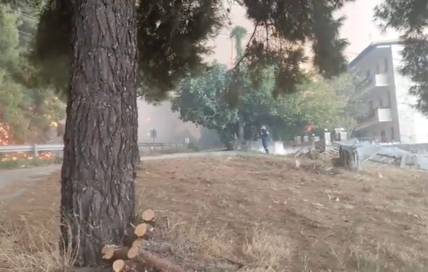 Μεγάλη φωτιά στη Χαλκιδική: Στα σπίτια έφτασαν οι φλόγες &#8211; Ηχεί συνεχώς το 112