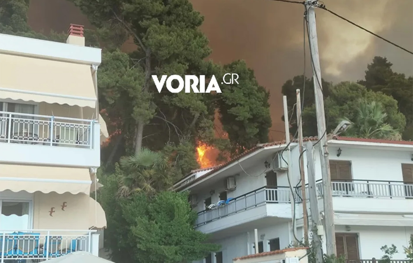 Μεγάλη φωτιά στη Χαλκιδική: Στα σπίτια έφτασαν οι φλόγες &#8211; Ηχεί συνεχώς το 112