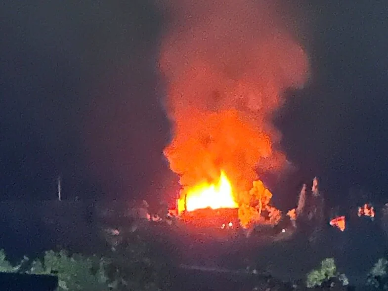 Μεγάλη φωτιά στην Achaia Clauss – Εκρήξεις από φλεγόμενο κτίριο &#8211; Αγωνία για τις ζημιές στην ιστορική οινοποιία της Πάτρας