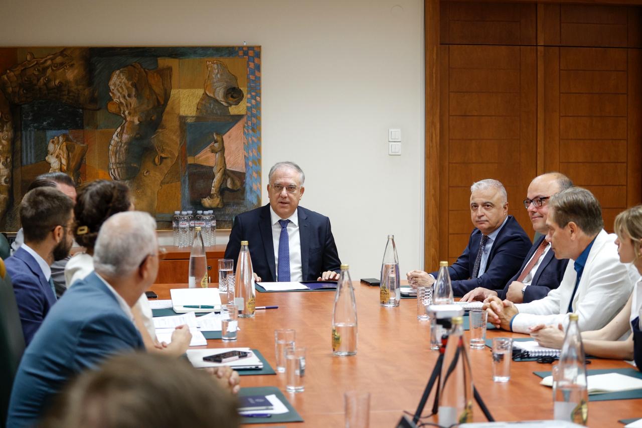 «Ανάχωμα» στην ακρίβεια: Το κυβερνητικό σχέδιο Θεοδωρικάκου για τη στήριξη των εισοδημάτων