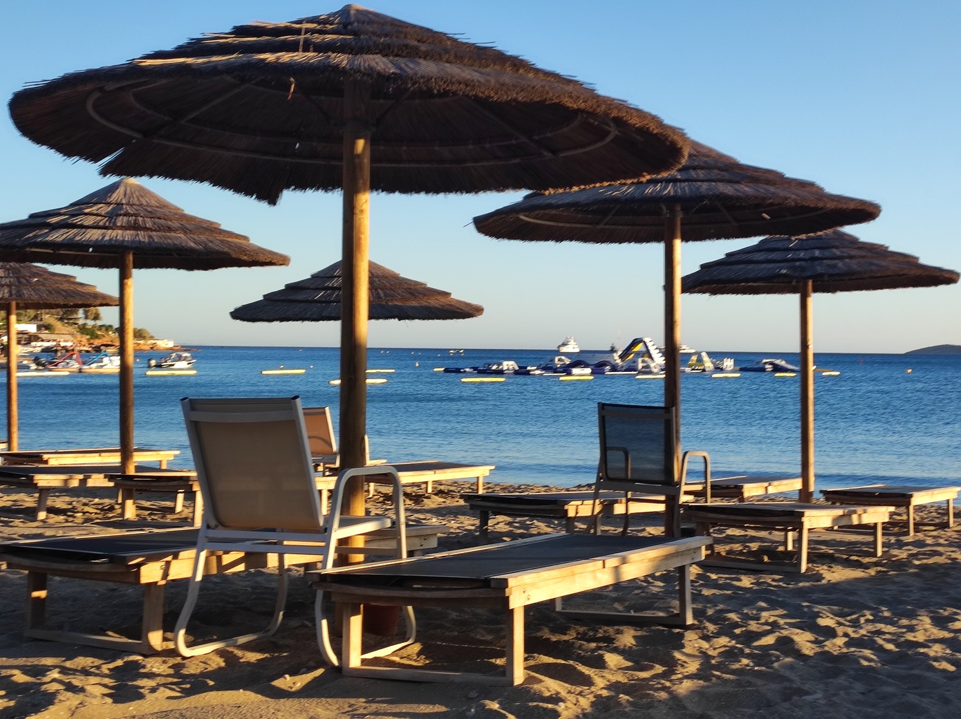 «Τον έριξε στο έδαφος και τον χτύπαγε» – Συγκλονιστικές μαρτυρίες για τον φονικό ξυλοδαρμό για μια ξαπλώστρα στη Βουλιαγμένη