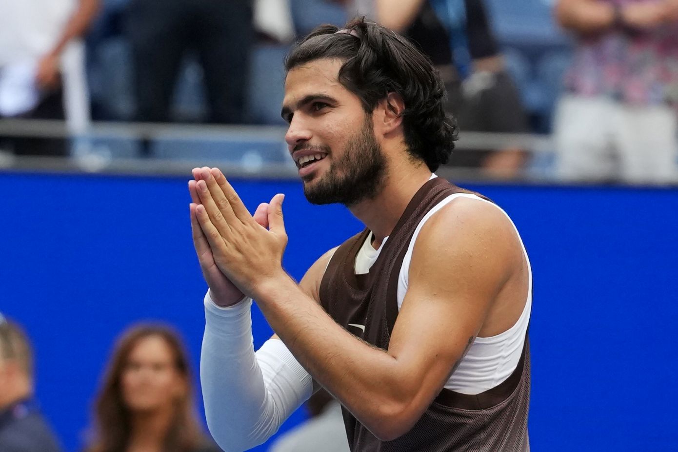 Ο Αλκαράθ «χάλασε» την ηρεμία του US Open όταν έβγαλε την μπλούζα του &#8211; Απίθανες αντιδράσεις από το κοινό