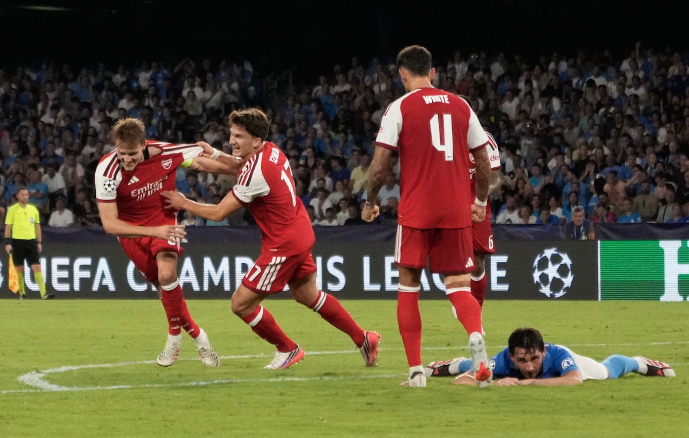 Champions League: Με ασίστ Τζόλη η Άρσεναλ πέρασε απ&#8217; την έδρα της Νάπολι, η Λίβερπουλ νίκησε με ανατροπή την Ατλέτικο