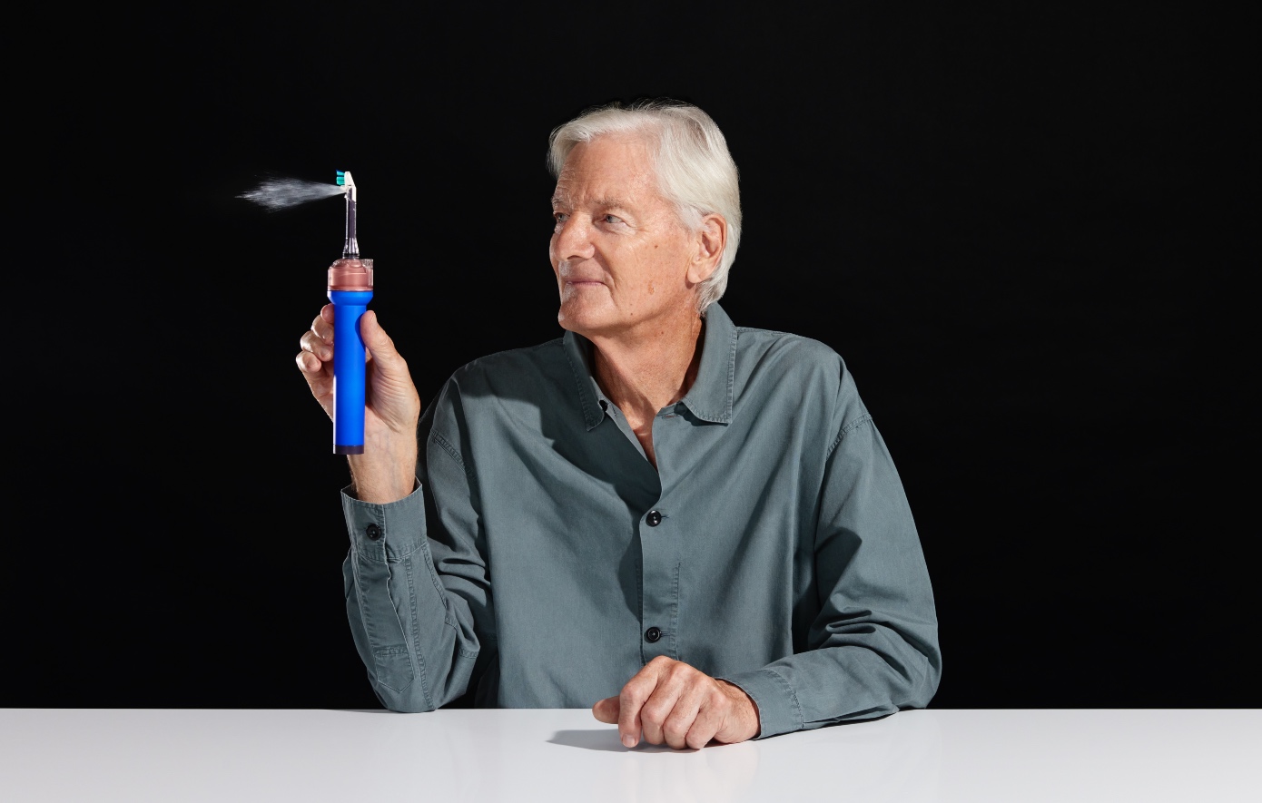 Η Dyson παρουσίασε την οδοντόβουρτσα του μέλλοντος: Έχει κάμερα, «βλέπει» ανάμεσα στα δόντια και καθαρίζει μόνη της τα δύσκολα σημεία