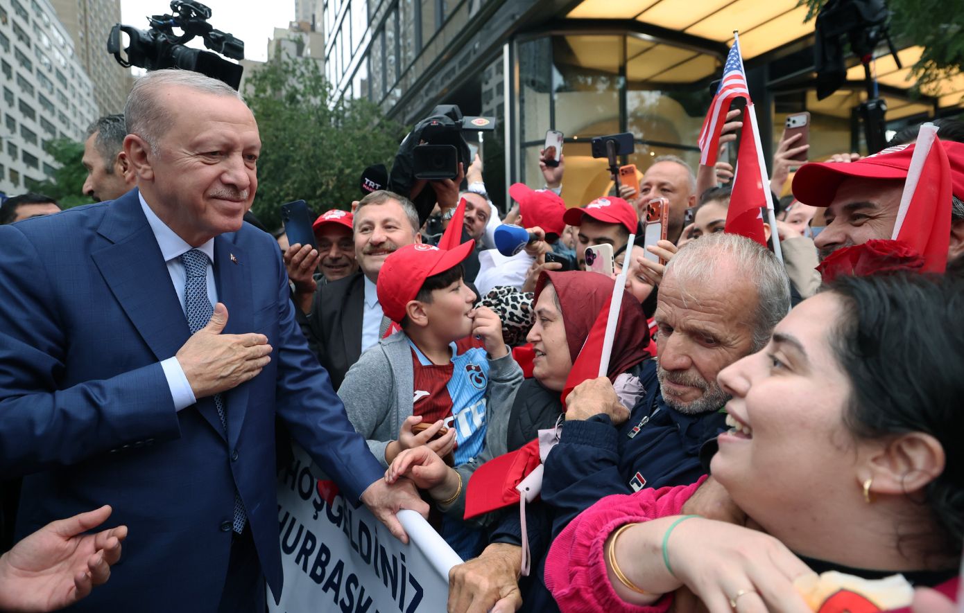 Το σόου Ερντογάν στη Νέα Υόρκη: Σημαίες, χειραψίες και στημένη αποθέωση από τους Τούρκους της Αμερικής
