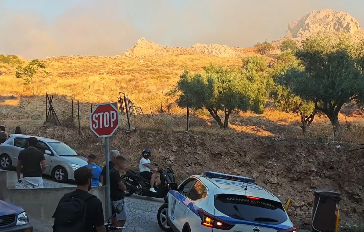 Συναγερμός από τη φωτιά στο Ψυχικό &#8211; Σε απόσταση 150 μέτρων από τα πρώτα σπίτια &#8211; Σηκώθηκαν δύο ελικόπτερα