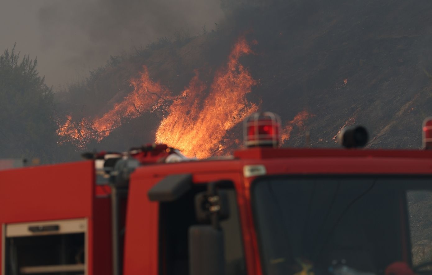 Φωτιά τώρα στη Φωκίδα: Επιχειρούν επίγειες και εναέριες δυνάμεις στους Πενταγιούς