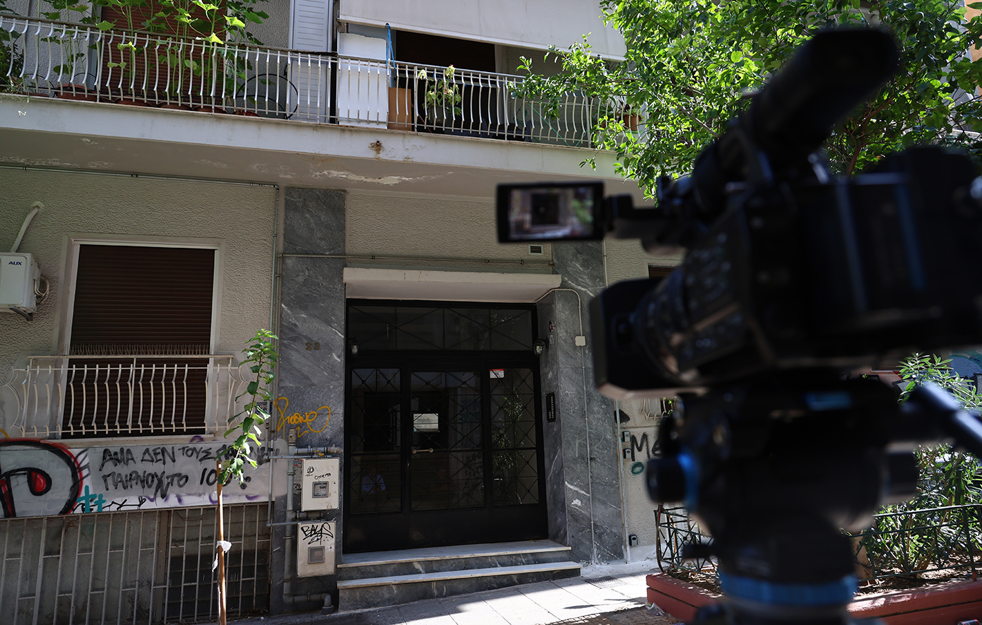 «Φρίκη, πολλή βρωμιά και κλειστές πόρτες»: Τι λένε γείτονες του ζευγαριού στην Κυψέλη