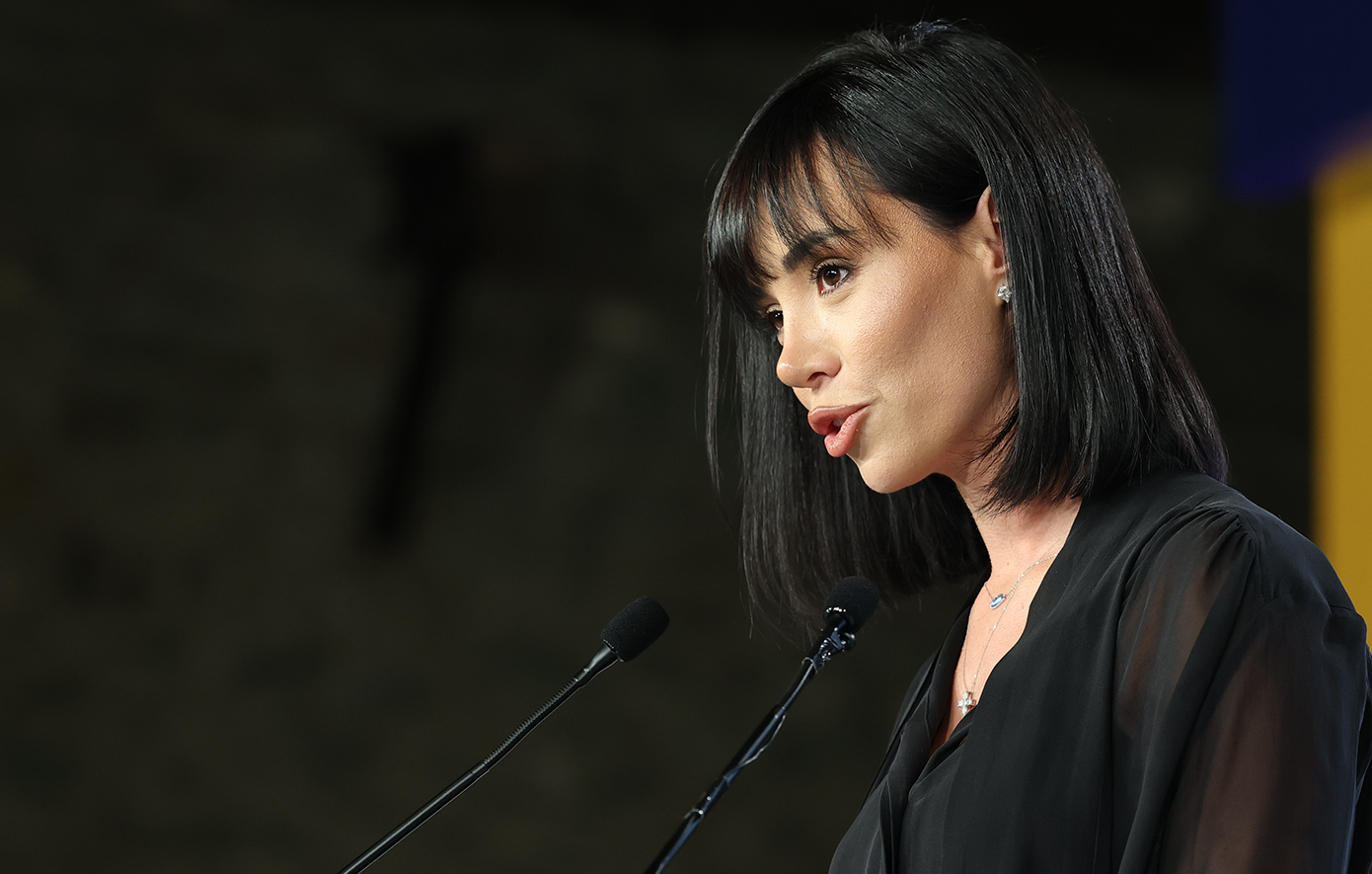 Η Κυβέλη Μάρδα που προλόγισε τον Αλέξη Τσίπρα και μαγνήτισε όλα τα βλέμματα &#8211; Η πορεία της, ο πολιτικός μπαμπάς και ο ΠΑΟΚ