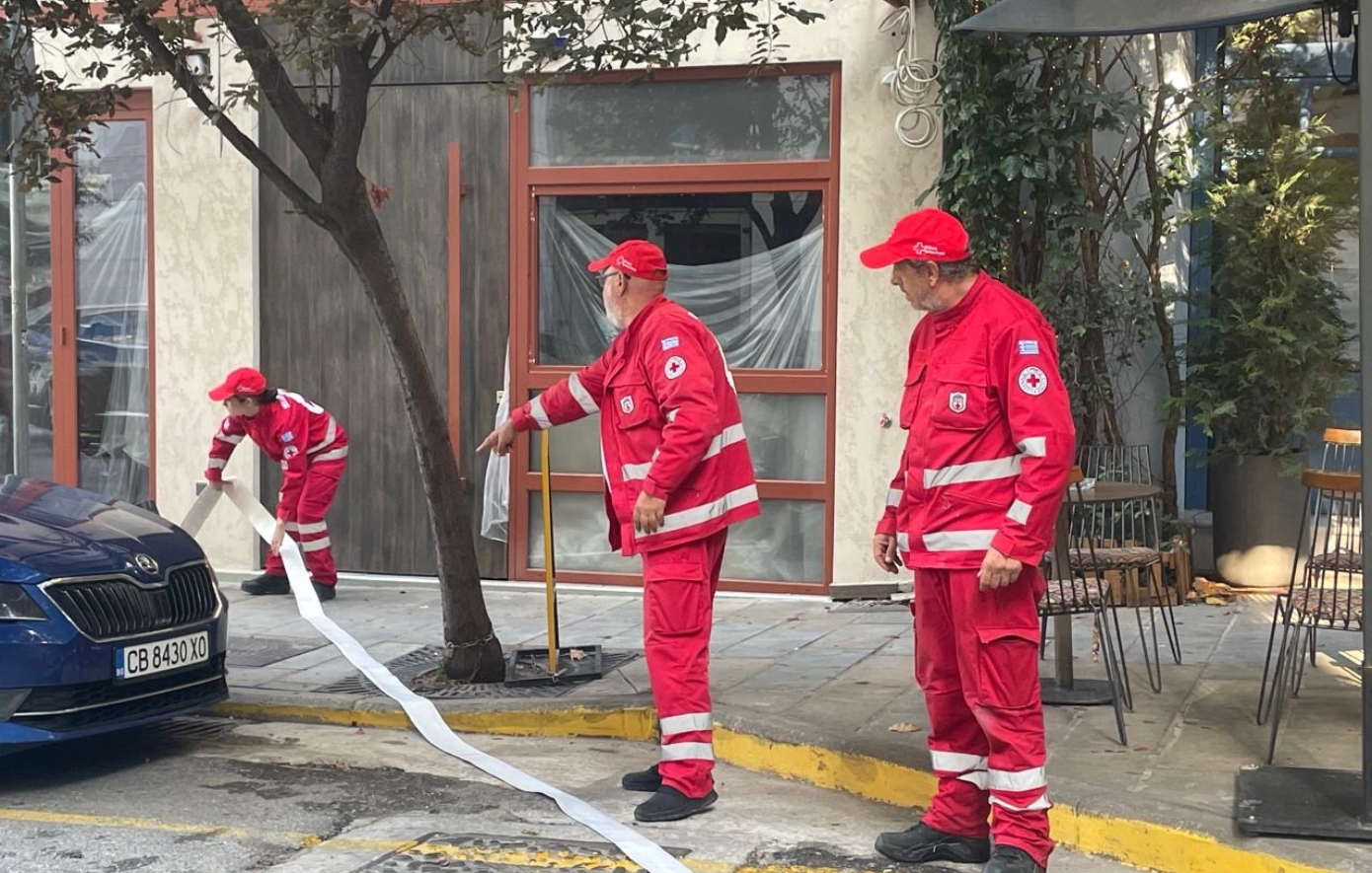 Θεσσαλονίκη στη δίνη της κακοκαιρίας: Οι εθελοντές του Ερυθρού Σταυρού στη μάχη με τα νερά