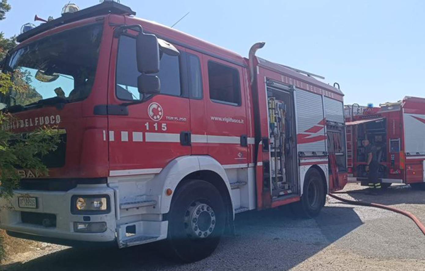 «Η πόλη μας φλέγεται»: Πύρινος εφιάλτης απειλεί κατοικημένη περιοχή της Ταορμίνα στη Σικελία – Δείτε το βίντεο