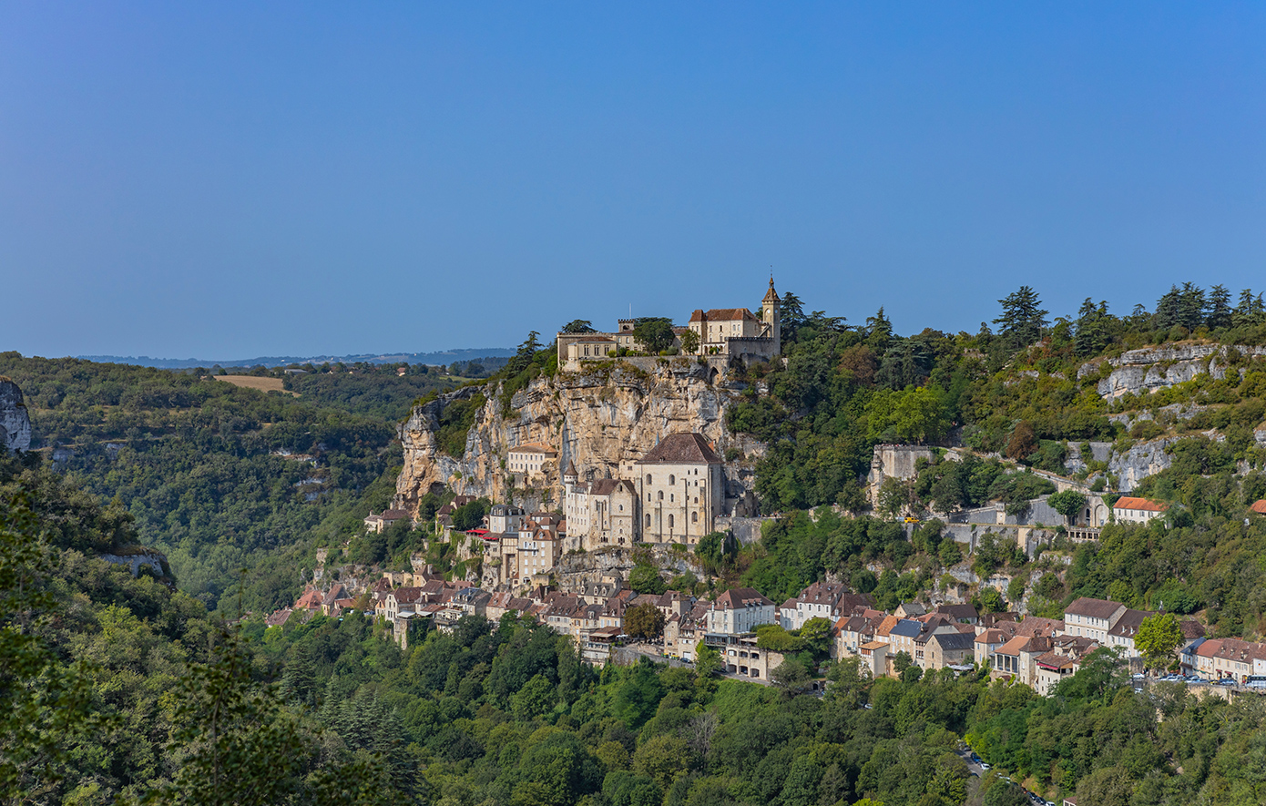 Rocamadour: Το μεσαιωνικό χωριό στη Γαλλία που κρέμεται από έναν βράχο