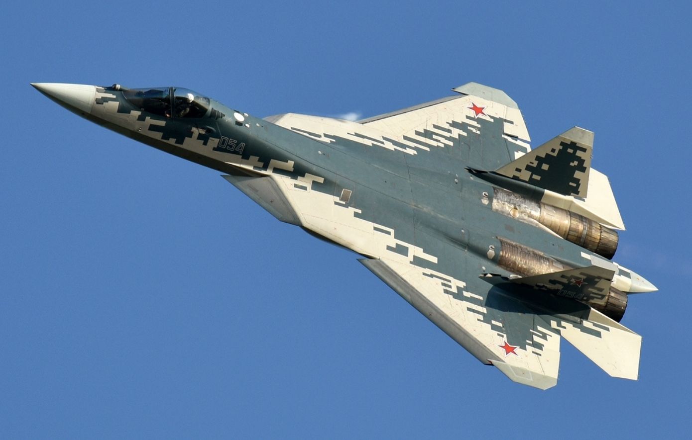 Η Ρωσία έβγαλε στην αγορά τα νέα όπλα του Su-57: Πύραυλοι που «μοιάζουν με drones» στην αεροπορική έκθεση της Αιγύπτου