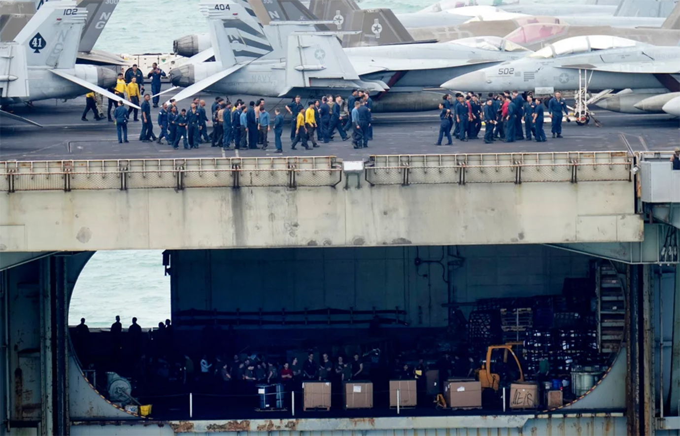 «Απόβαση» ανακούφισης 5.000 ναυτών του USS Lincoln στην Ταϊλάνδη, μετά από 250 μέρες στη θάλασσα, με ελλείψεις τροφίμων και αυξημένη ψυχολογική πίεση