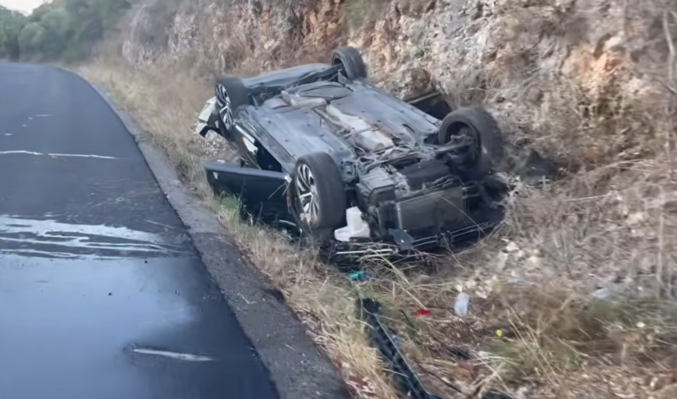 Άγιο είχε οικογένεια στην Αμφιλοχία που επέστρεφαν από μπάνιο στη θάλασσα: Το αυτοκίνητό τους ντεραπάρισε &#8211; Δείτε βίντεο
