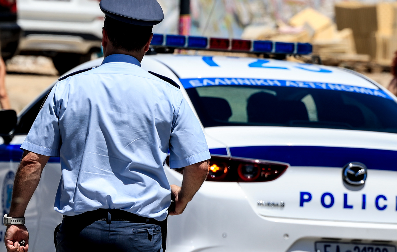 «Δανείστηκε από το δημόσιο ταμείο»: Ελεύθερος με όρους ο αστυνομικός που έπαιρνε «φακελάκια» για να σβήνει κλήσεις