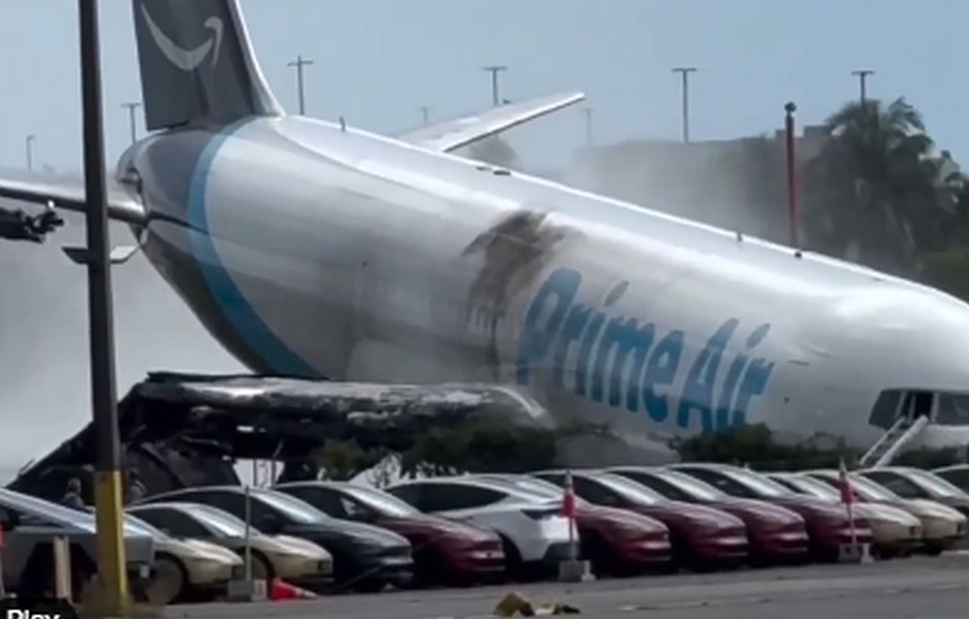 Μαϊάμι: Boeing 767 που εκτελούσε πτήση για την Amazon Prime βγήκε από τον διάδρομο και συγκρούστηκε με οχήματα &#8211; Δείτε βίντεο