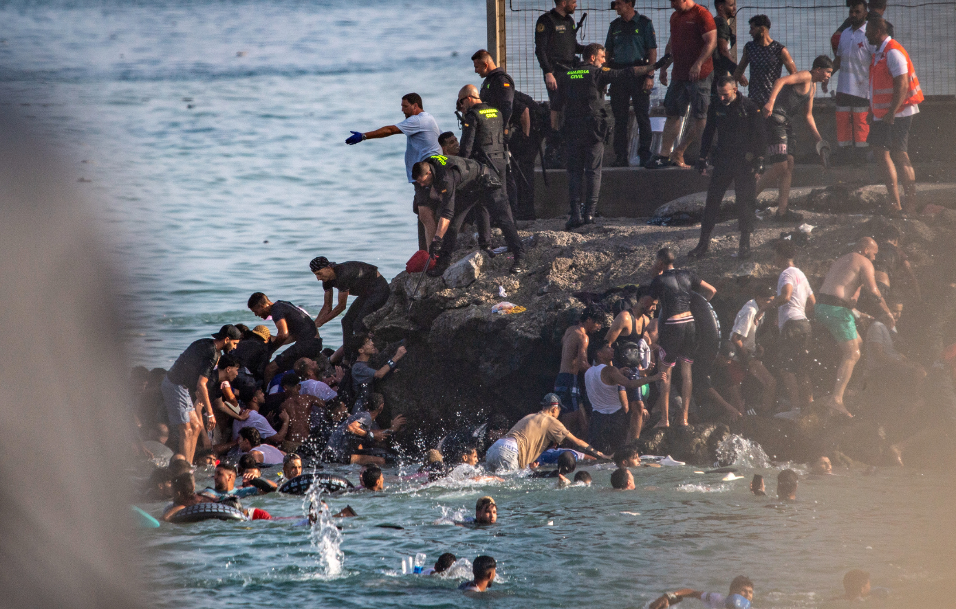 Έγγραφα αποκαλύπτουν επίσημες προειδοποιήσεις σε Μαρόκο και Σάντσεθ πριν από τη μαζική είσοδο 70.000 μεταναστών στη Θέουτα