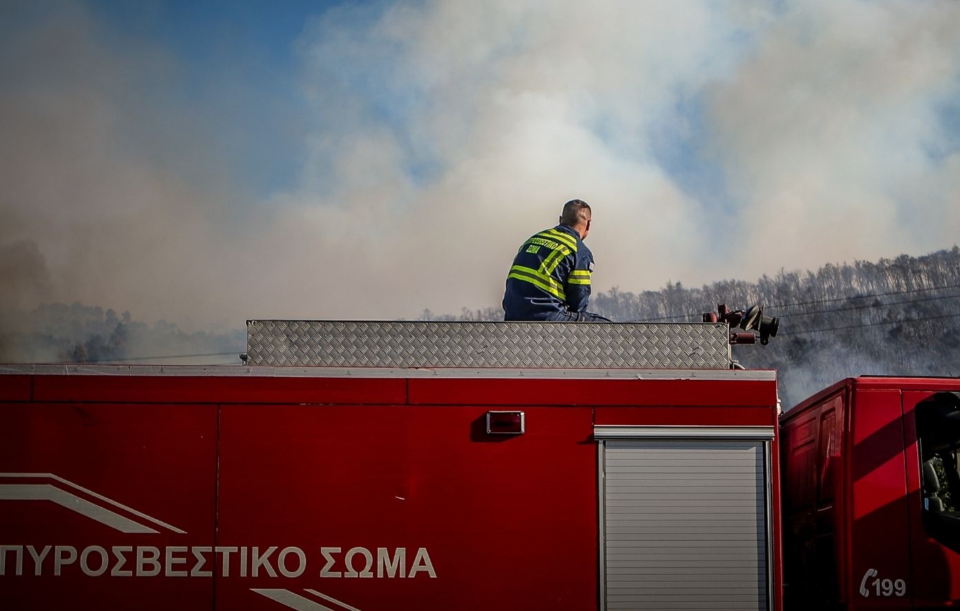 Φωτιά στην Ανάβυσσο: Ξεκίνησε από αυτοκίνητο και επεκτάθηκε σε χαμηλή βλάστηση