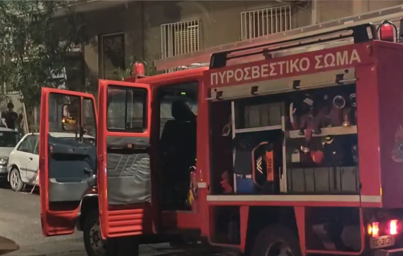 Αναστάτωση στο Παγκράτι από φωτιά σε υπόγειο διαμέρισμα – Αναφορές για έκρηξη πριν ξεσπάσουν οι φλόγες