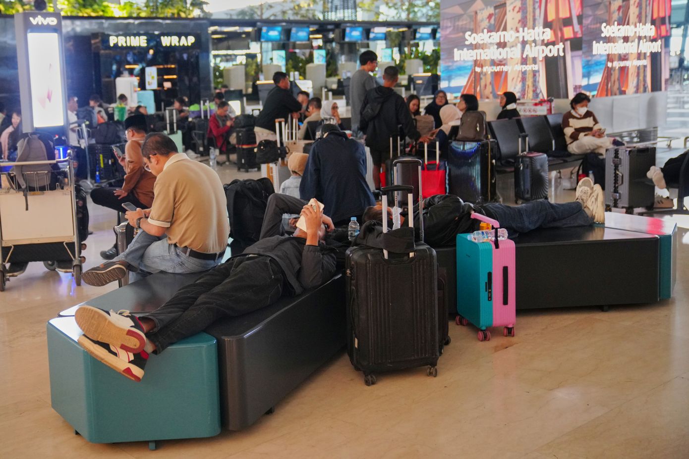 Το κυριότερο αεροδρόμιο στην Τζακάρτα παρατείνει το κλείσιμό του εξαιτίας ηφαιστειακής έκρηξης