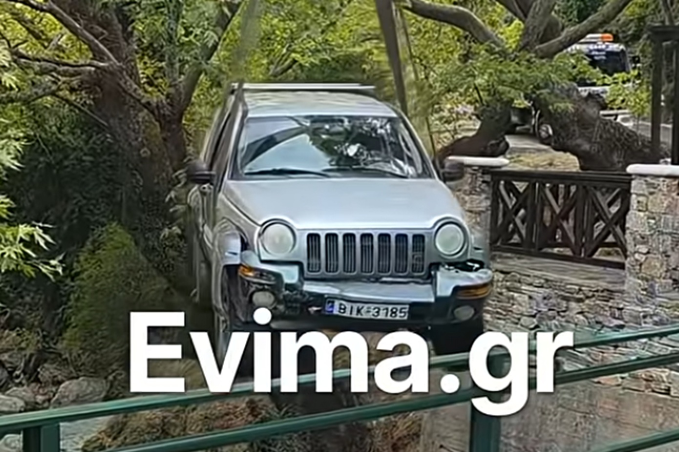 Αυτοκίνητο έπεσε μέσα σε ποτάμι στην Κάρυστο &#8211; Δείτε βίντεο
