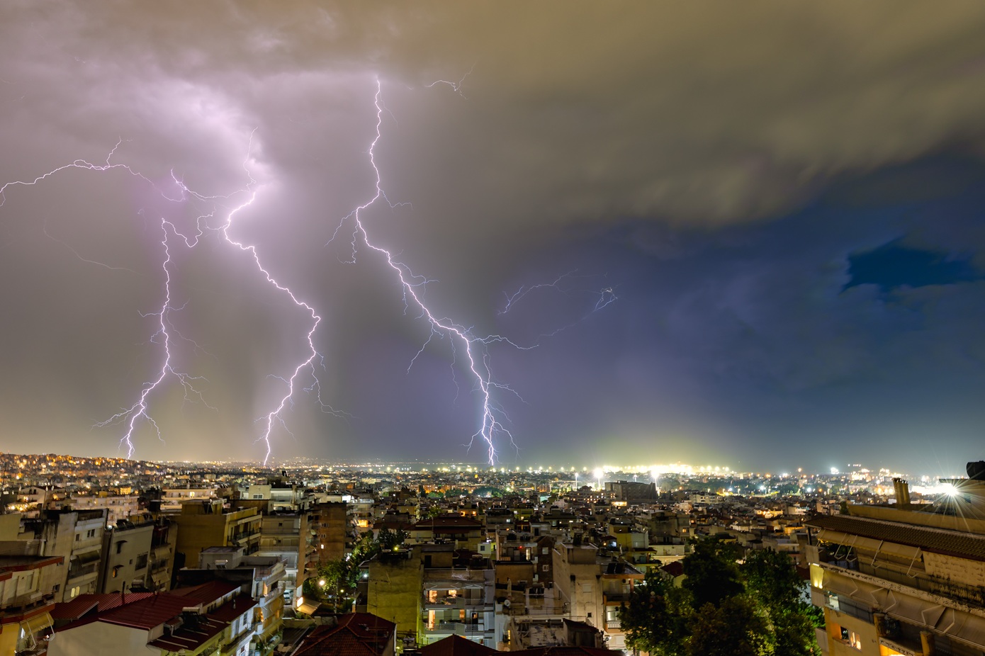 Σφοδρή καταιγίδα στη Θεσσαλονίκη: Προβλήματα στην πόλη – Εντυπωσιακές εικόνες από τους κεραυνούς