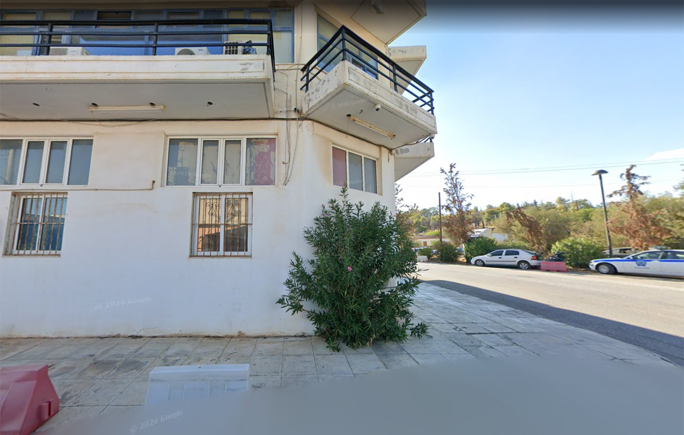 Άντρας εισέβαλε στο αστυνομικό Τμήμα Μάνδρας και επιτέθηκε με μαχαίρι σε αστυνομικούς &#8211; Αξιωματικός τον πυροβόλησε στην κοιλιά