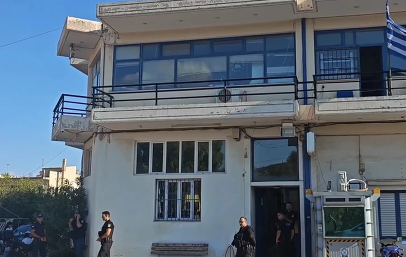 Το σκοτεινό παρελθόν του 31χρονου που εισέβαλε με μαχαίρι στο Α.Τ. Μάνδρας &#8211; Η επίθεση στη σύντροφό του και τη μητέρα της