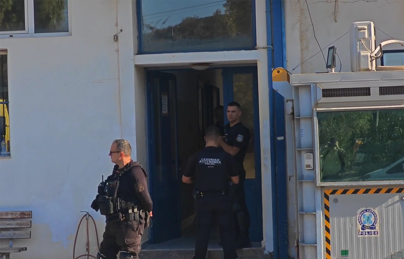 Πάλευαν οι αστυνομικοί να ηρεμήσουν τον 31χρονο στο ΑΤ Μάνδρας &#8211; Στο Θριάσιο ο δράστης μετά την σφαίρα στην κοιλιά