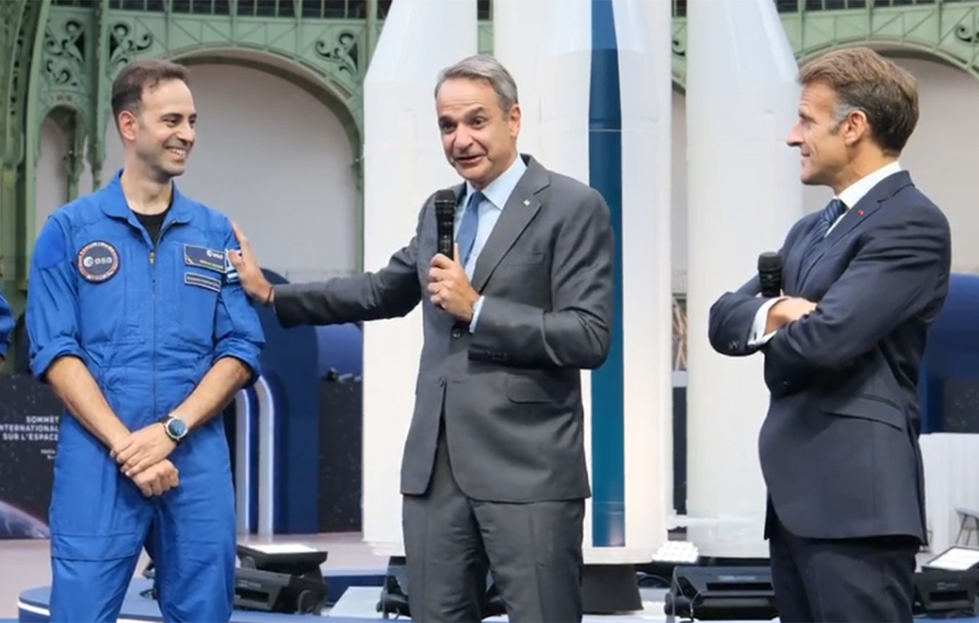 Ιστορική στιγμή στο Παρίσι με τον Κυριάκο Μητσοτάκη δίπλα στον Αδριανό Γολέμη, τον πρώτο Έλληνα αστροναύτη που πάει στο διάστημα