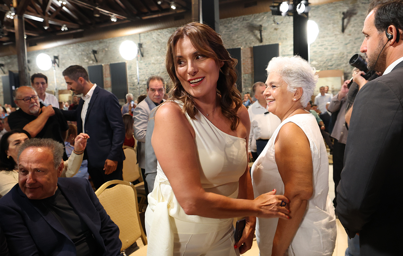 Τι κοινό είχε η εμφάνιση της Μπέττυς Μπαζιάνα στη Θεσσαλονίκη δίπλα στον Αλέξη Τσίπρα με εκείνη στο Θησείο