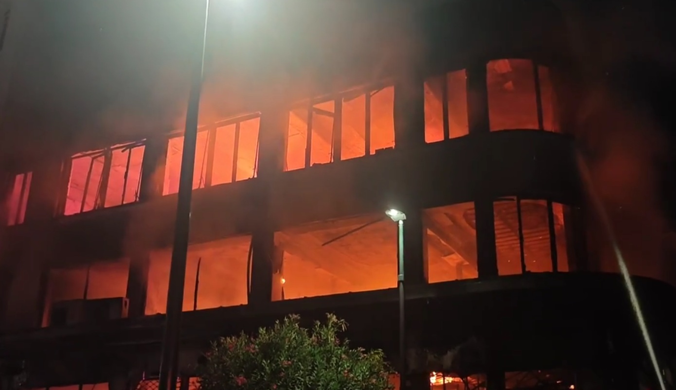 Μεγάλη πυρκαγιά στον Πειραιά &#8211; Παραδόθηκε στις φλόγες επαγγελματικό κτίριο