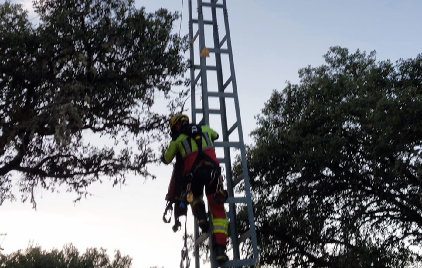 12χρονη χαροπαλεύει μετά από ηλεκτροπληξία 30.000 βολτ: Έμεινε να κρέμεται στο κενό από πυλώνα υψηλής τάσης για μια ανάρτηση στα social