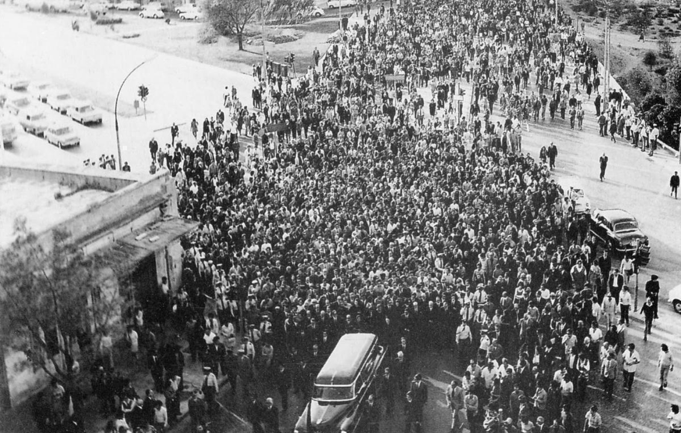 Η κηδεία του Σεφέρη που μετατράπηκε σε διαδήλωση κατά της χούντας