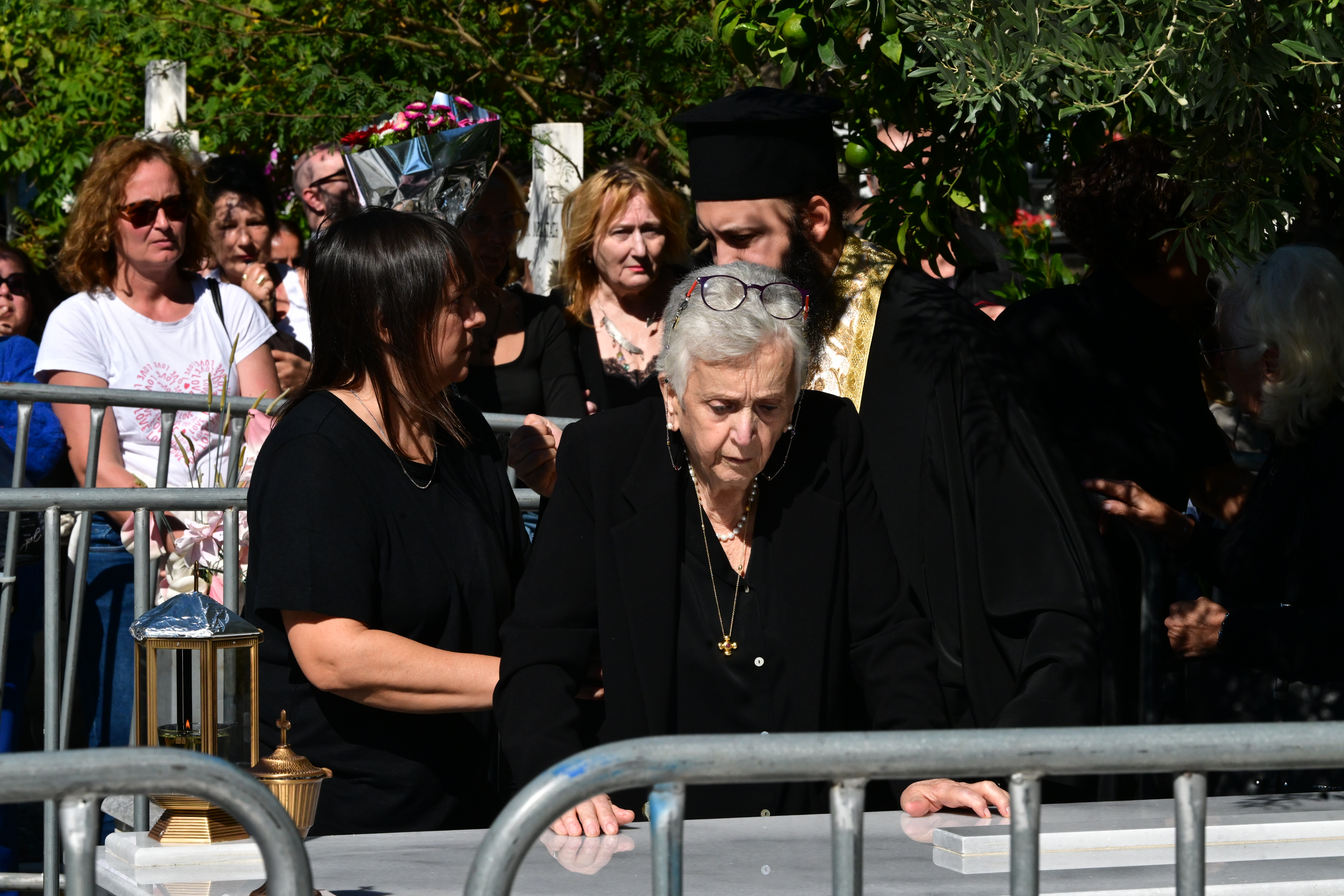 Με δάκρυα και τραγούδια στο νεκροταφείο για τον Γιώργο Μαζωνάκη &#8211; Σπάραξαν οι γονείς του πάνω από τον τάφο του παιδιού τους