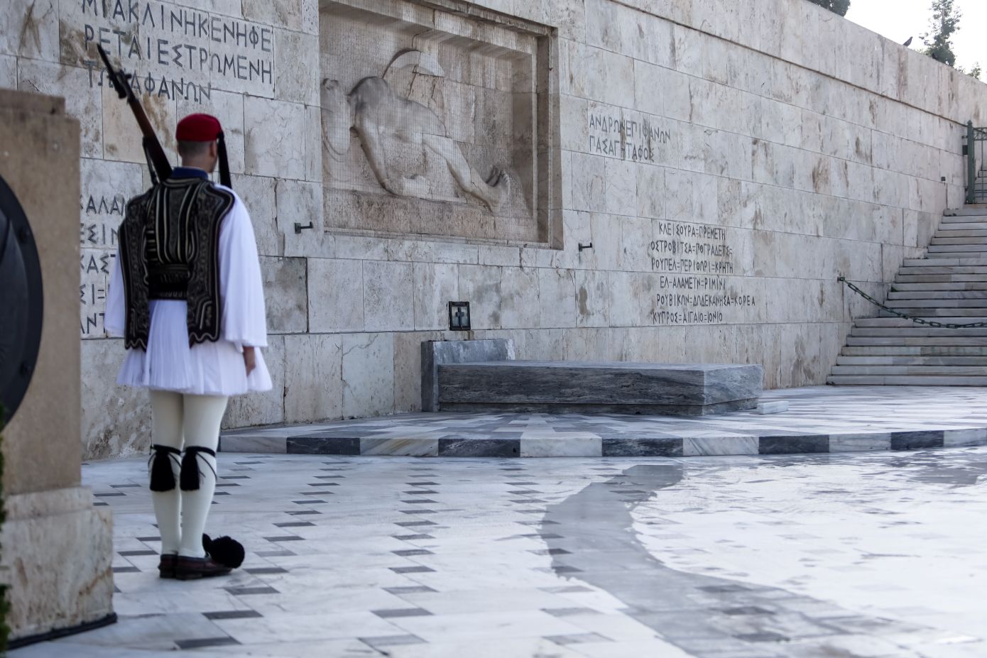 Το Μνημείο του Αγνώστου Στρατιώτη αποκτά νέα όψη, 94 χρόνια μετά τα αποκαλυπτήριά του &#8211; Η άσφαλτος αντικαθίσταται από μάρμαρο
