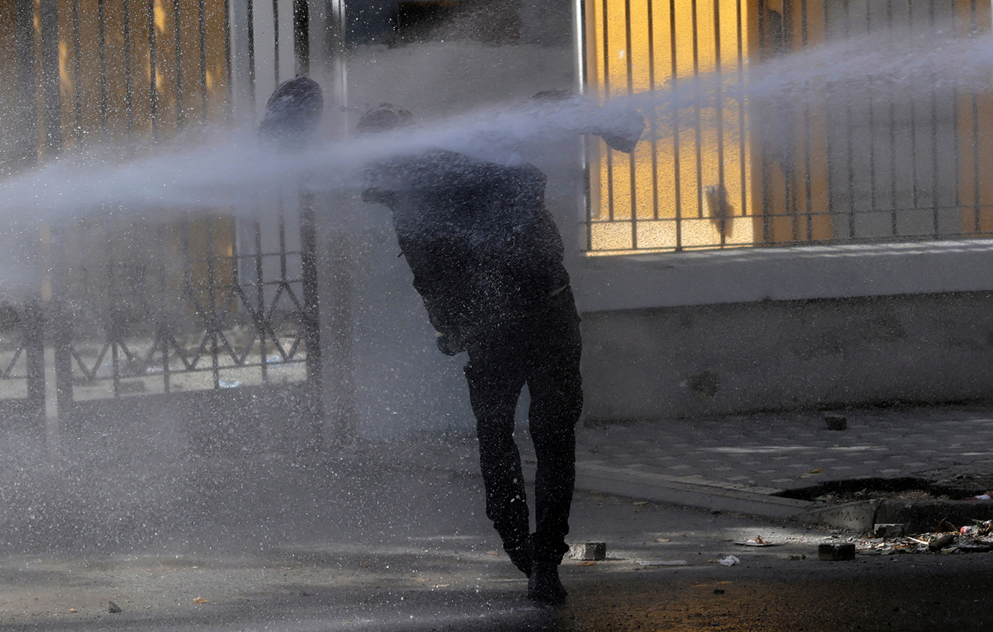 Χάος στην Αλβανία με δεκάδες τραυματίες και συλλήψεις Χάος στην Αλβανία με δεκάδες τραυματίες και συλλήψεις